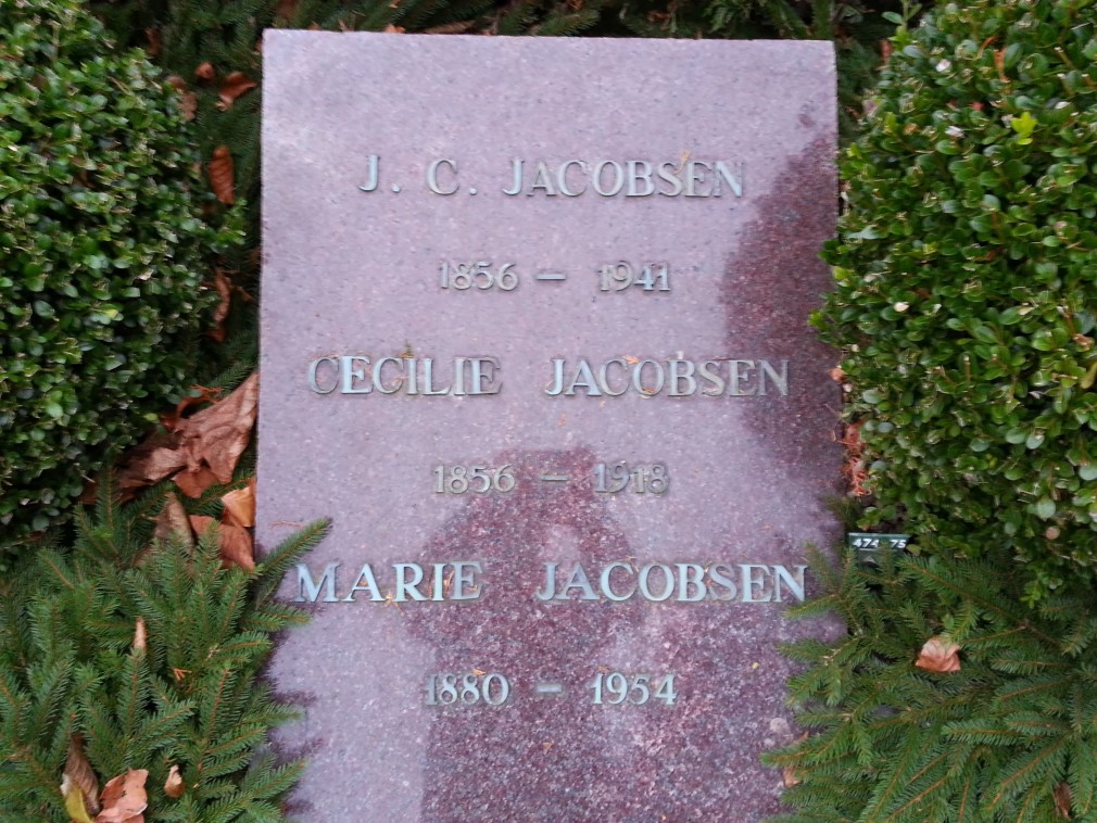 Jes Jacobsen 1856-1941, Cecilie Lindkjær 1856-1918
 og Marie Kvist 1880-1954