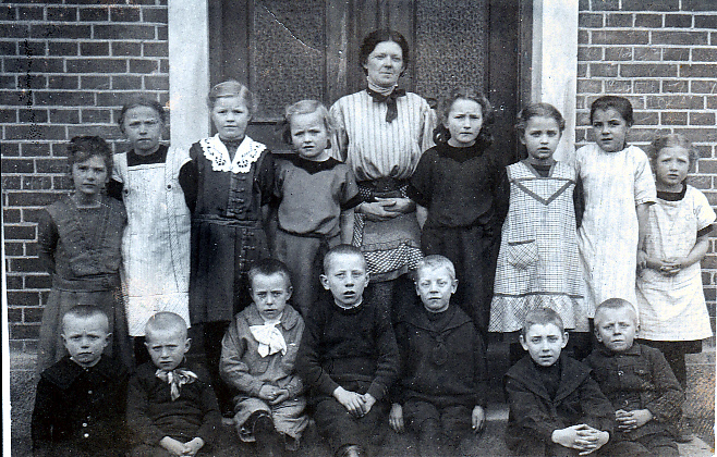 Frida på Herringløse forskole i 1914. Frida yderst til højre.