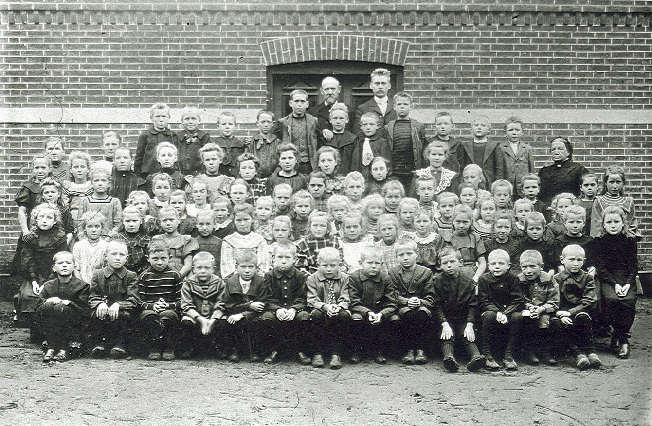 Jens Rasmussen Pedersen med elever på Andst skole ca. år 1900.