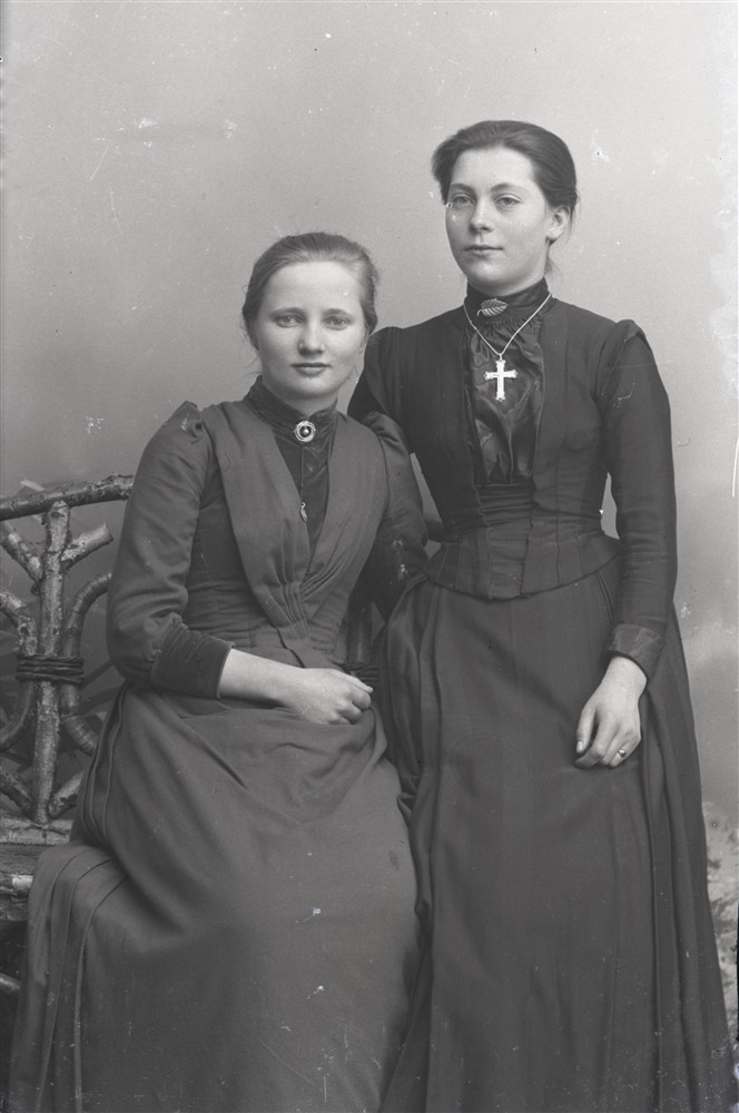 Ane Margrethe Thomsen med sin grankusine Ingeborg Thomsen Marts 1892.