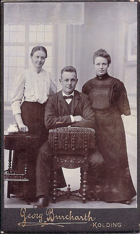 Mette Simonsen, Jens Simonsen og antagelig Jørgine Marie Simonsen, 1906.