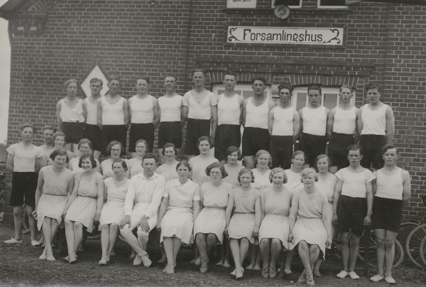 Gymnastikhold fra 1934. Knud Aage Pedersen øverste række nr 5 fra højre.
