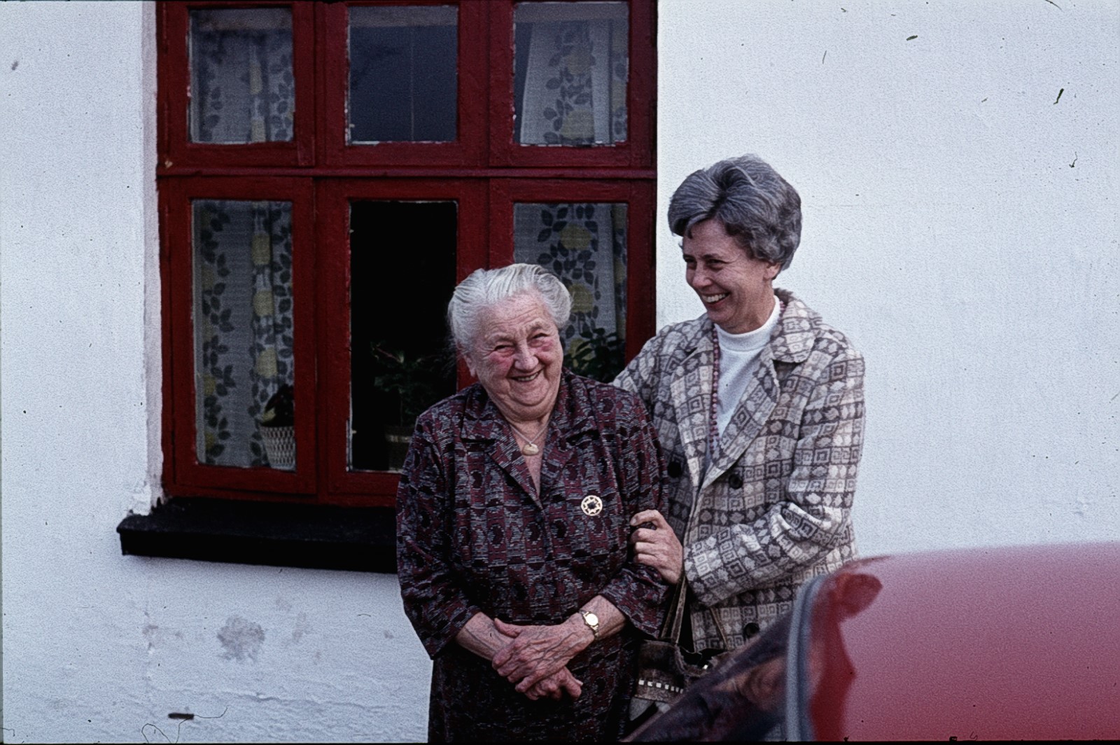 Margrethe Knudsen og Cecilie Lindkjær Straarup ved huset på Lundskovvej 5, Andst.