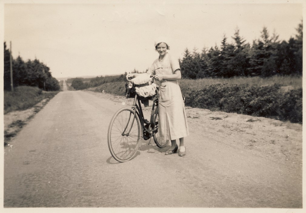 Klara Jensen med sin cykel, 1932.